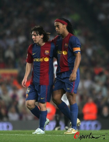 排面！马刺新星领奖现场：邓肯文班到场合影+海军上将亲自为他颁奖